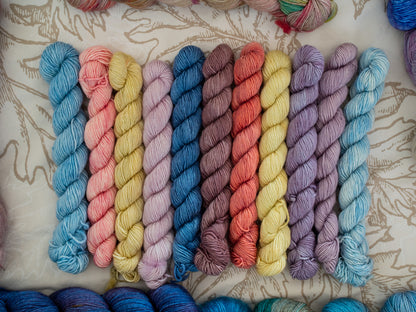 Mini Skeins Bundle 25 - Fingering weight - 800 Meters