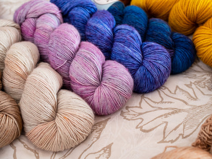 Pacchetto scialle/maglione sfumato 22 - Amante viola/blu - Peso per dita - 1460 metri